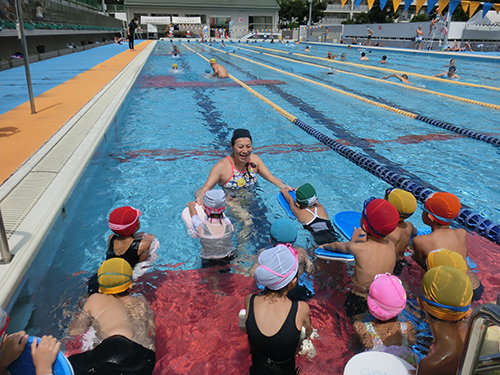 シドニー五輪競泳銀の中村真衣さんが水泳教室、50人と４つの約束