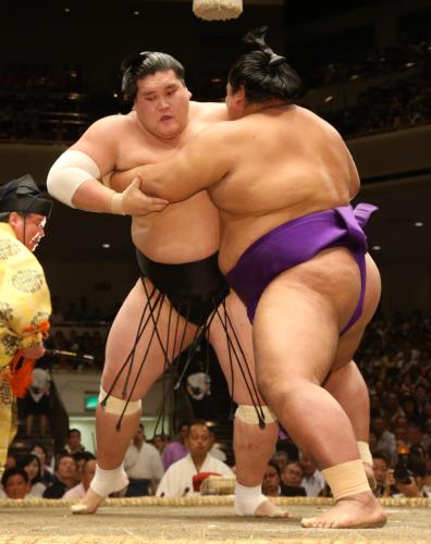 佐田の富士（右）を寄り切りで破り、単独トップの７連勝とした照ノ富士