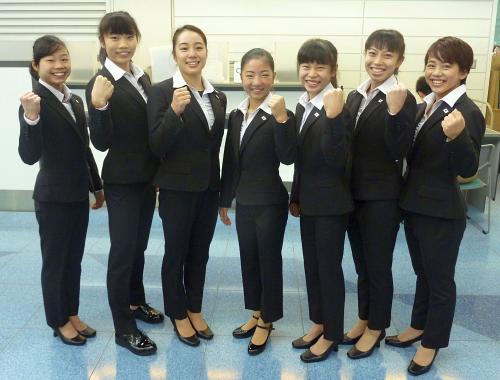 英国への出発を前に、ガッツポーズする寺本明日香（中央）ら体操の日本女子代表