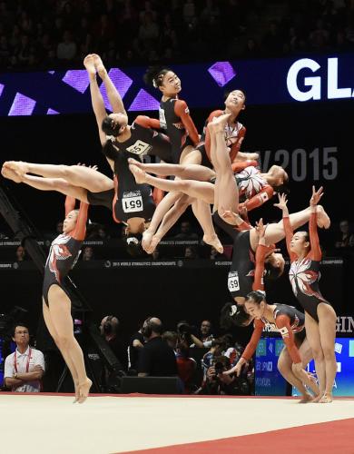 世界体操選手権女子団体総合決勝の床運動でＨ難度の「チュソビチナ」を決める宮川の連続合成写真