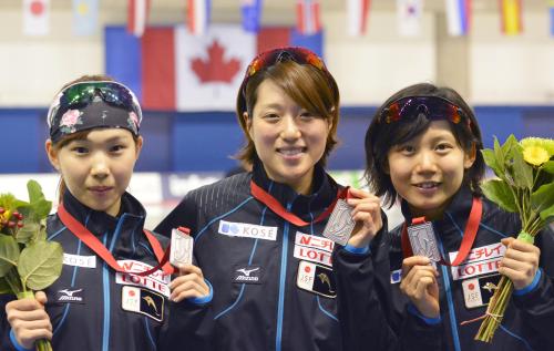 女子団体追い抜きで獲得した銀メダルを手にする日本の（左から）押切、菊池、高木美