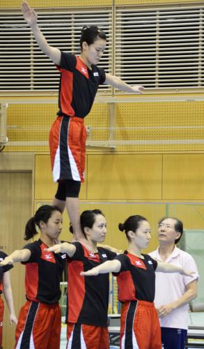 シンクロ日本代表　五輪予選へリフト強化、中国出身コーチが指導