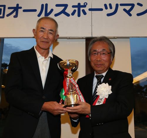 スポニチ・河野社長（右）から優勝カップを受け取る和田
