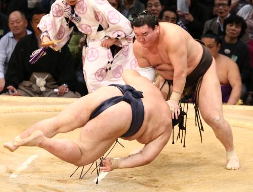 稀勢痛恨３敗悔しさあらわ　支度部屋へ「ウァー」