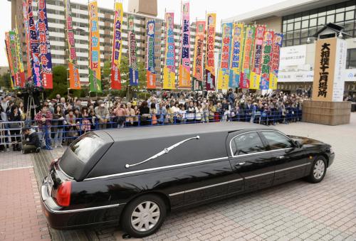 北の湖理事長、九州場所に別れ　遺体は東京へ　１２・２２協会葬