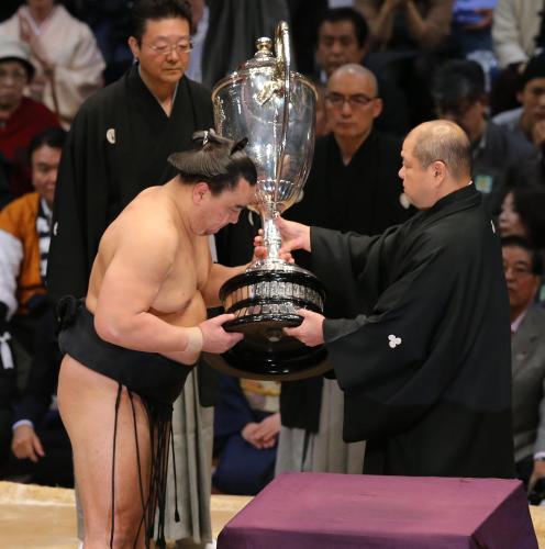 日馬富士　復活Ｖにさらなる活躍誓う「勇気と希望を与える相撲を」