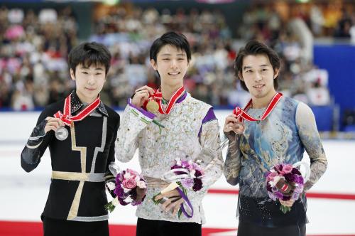 優勝し金メダルを手に笑顔の羽生結弦（中央）。左は２位の金博洋、右は３位の無良崇人