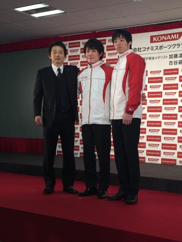 体操男子の加藤凌平（中央）は父裕之氏（左端）が監督のコナミスポーツクラブに来春入社する。右は古谷嘉章