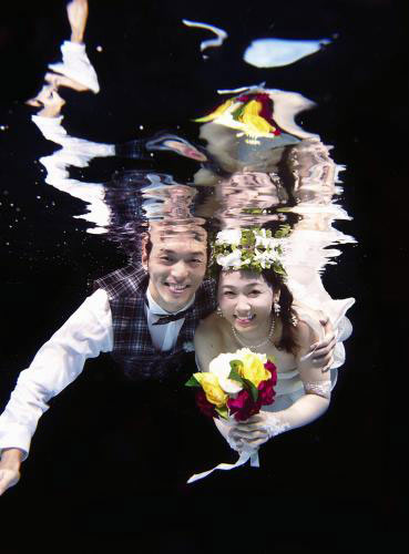 水泳メダリスト佐藤さんと加藤さん　水中で結婚写真