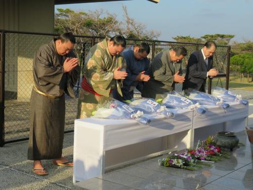 終戦７０年節目　沖縄巡業で横綱、大関６人が戦没者に献花