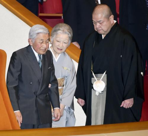両陛下が大相撲を観戦　２年連続、初場所初日　盛んな拍手も