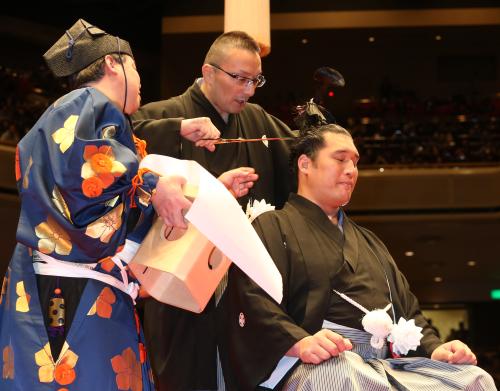 元小結豊真将、涙の断髪式　300人がはさみ…立田川襲名引退相撲