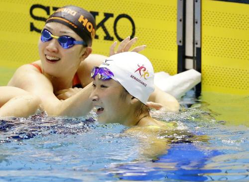 東京都選手権女子１００メートル自由形で日本新をマークして優勝し、笑顔の池江璃花子（右）