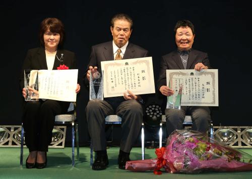 日本ゴルフ殿堂入りを果たし笑顔の（右から）大迫たつ子、杉本英世、故・橘田規氏の長女・松本直美さん