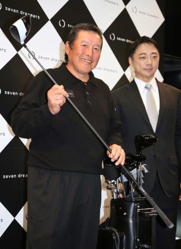 セブンドリーマーズとの所属契約を発表し阪根社長（右）と笑顔を見せる尾崎将司