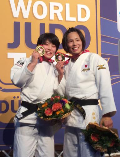 金メダルを掲げ笑顔の女子52キロ級の志々目愛（左）と同57キロ級の松本薫
