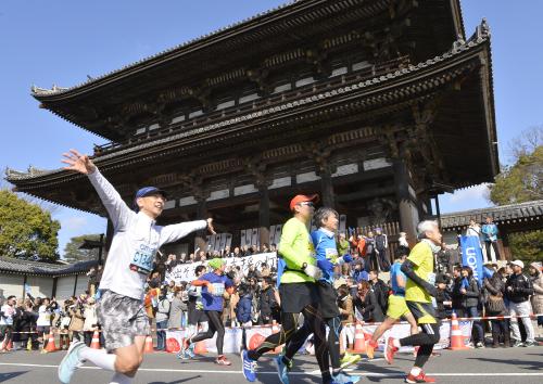 京都マラソンに１万６０００人！サバンナ・八木も地元で完走