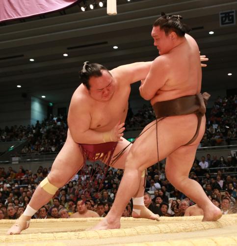宝富士１１戦目で白鵬に初勝利「相撲やってきてよかった」