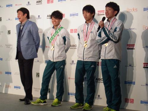 新宿高島屋でトークショーを行った青学大陸上部長距離部門の（左から）原晋監督、神野、一色、下田の３選手