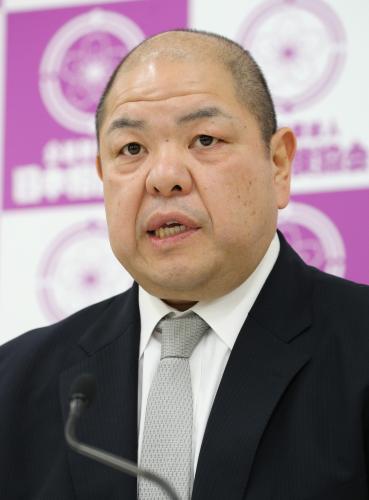 日本相撲協会理事長に再選され、会見する八角理事長
