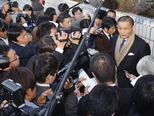 日本相撲協会の理事長に八角親方が再選され、取材に応じる貴乃花親方