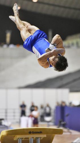佐藤が跳馬でトップ　全日本体操種目別トライアル