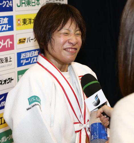 女子４８キロ級決勝、優勝インタビューで笑顔を見せる近藤