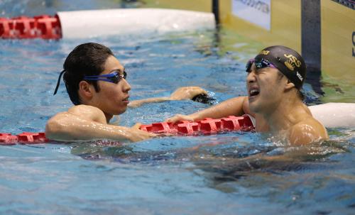 ＜水泳日本選手権・初日＞男子４００Ｍ個人メドレー予選を終えた萩野（左）と瀬戸大也