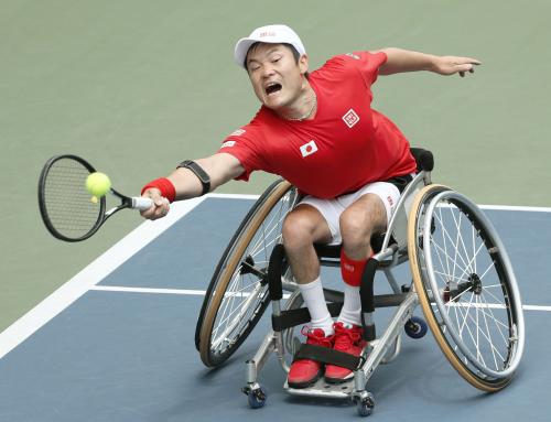 復帰戦となる世界国別選手権に出場し、ボールを追う車いすテニスの国枝慎吾
