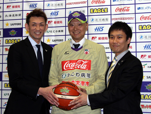 １日限定選手の契約を結び、記者会見を行った佐藤竜弥さん（中央）
