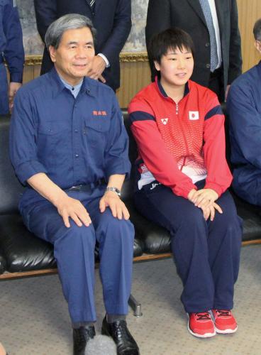 熊本県庁で蒲島郁夫知事（左）を表敬訪問したバドミントン女子の山口茜選手