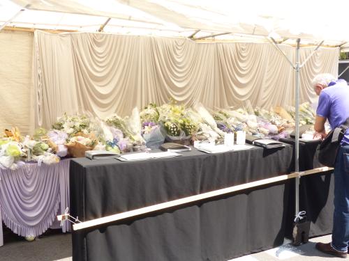 九重部屋前の献花台に手向けられた大量の花束