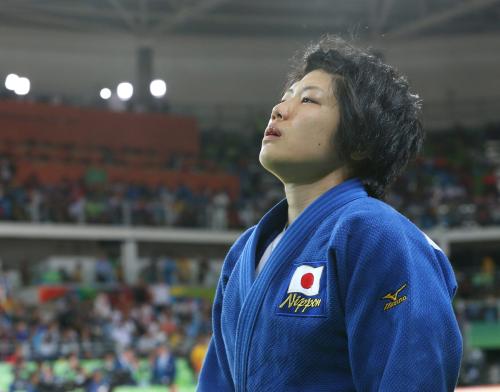 柔道・女子５２キロ級で銅メダルを獲得した中村は、涙がこぼれないように上を向いて歩く