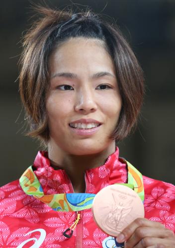 銅メダルを掲げ笑顔の松本