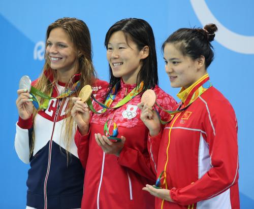 ２００ｍ平泳ぎで金メダルを獲得した金藤は表彰台で笑顔
