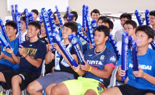 体操男子の白井健三選手を応援する日本体育大学の学生ら