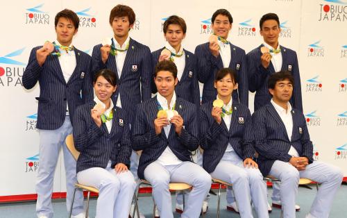 メダルを手に笑顔を見せる（前列左から）星、萩野、金藤、平井監督（後列左から）瀬戸、坂井、江原、小堀、松田らメダリスト