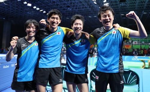 ＜リオ五輪　卓球男子団体戦＞　決勝進出を決め、メダルを確定させた（左から）丹羽、吉村、水谷、倉嶋監督の日本チーム