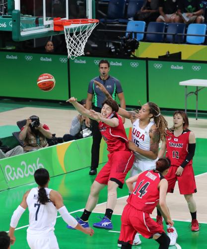 リオ五輪＜女子バスケ・準々決勝（日本・米国）＞第１Ｑ、リバウンドのボールを競り合う渡嘉敷（左）