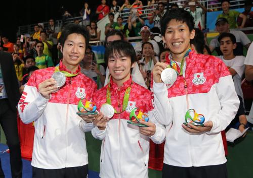 ＜卓球男子団体・決勝＞銀メダルを手に笑顔の（左から）水谷、丹羽、吉村