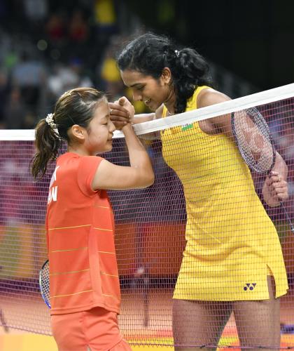 女子シングルス準決勝で、インドのプサルラ（右）に敗れた奥原希望（共同）