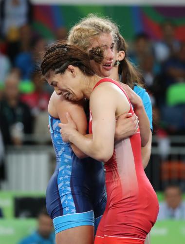 ＜女子レスリング・５３キロ級＞金メダルのマルーリス（左）は涙。銀メダルの吉田も涙