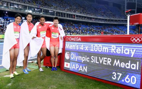 ３７秒６０のアジア新記録で銀メダルを獲得した（左から）山県、飯塚、ケンブリッジ、桐生