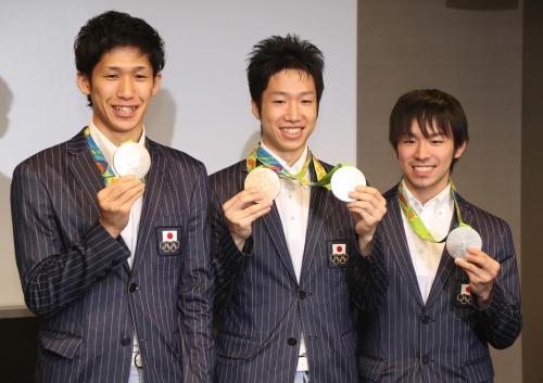 ＜卓球五輪代表帰国＞獲得したメダルを手に笑顔の（左から）吉村、水谷、丹羽