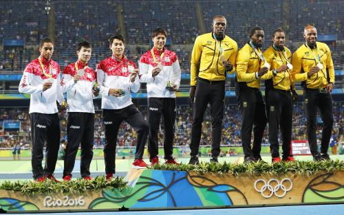 リレー男子４選手、表彰式で笑顔　緑のバトンは日本陸連に贈呈