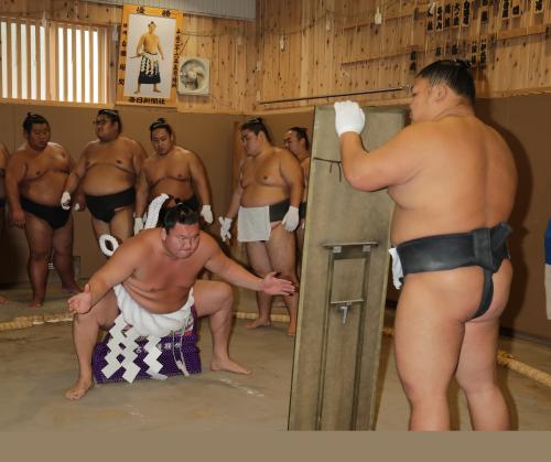 白鵬　稀勢の綱獲りに私見　５場所連続準Ｖなら「上げても…」