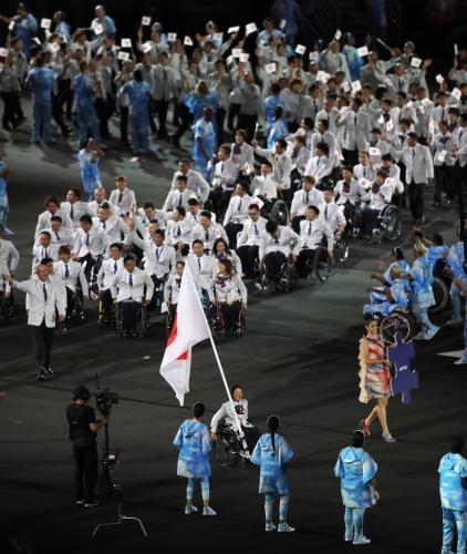 ＜リオパラリンピック・開会式＞旗手の上地（中央下）を先頭に行進するリオパラリンピック日本代表選手ら