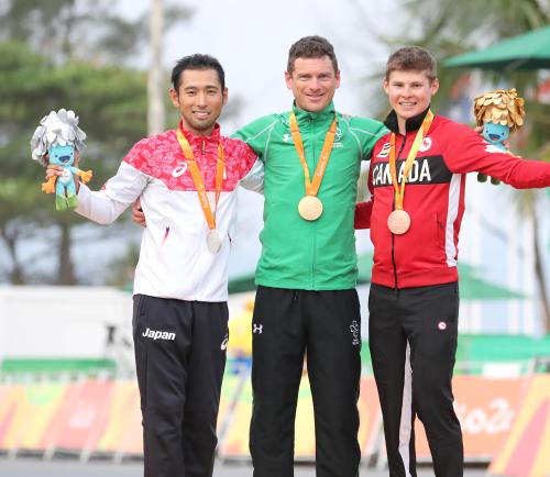＜男子自転車個人ロードタイムトライアル（運動機能障害）＞銀メダルを獲得しメダリストたちと笑顔を見せる藤田（左）