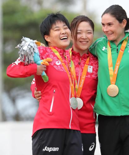 ＜女子タンデム個人ロードタイムトライアル（視覚障害）＞銀メダルを獲得し金メダリストと笑顔を見せる鹿沼（左）とパイロットの田中