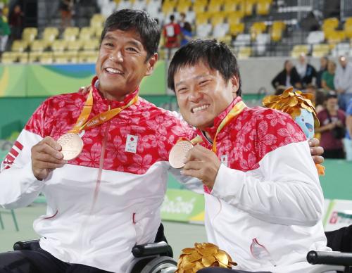 車いすテニス男子ダブルスの表彰式で、銅メダルを手に笑顔の国枝慎吾選手（右）と斎田悟司選手